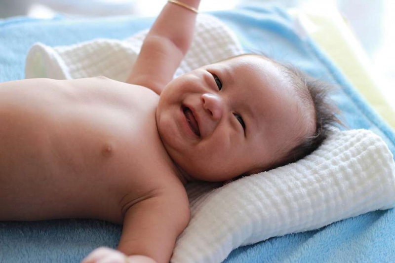 婴儿枕头用什么填充物好宝宝睡婴儿枕的注意事项